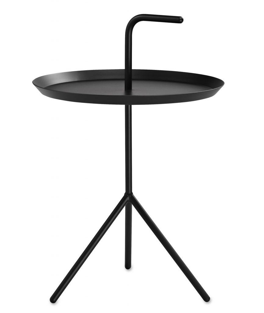 Une table d'appoint noire avec un plateau sur le dessus.