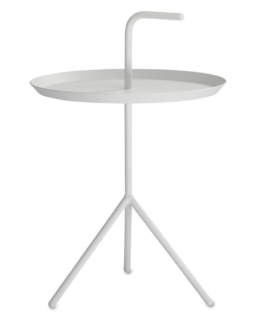 Une table d'appoint blanche avec une base en métal.