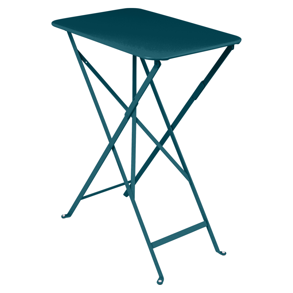 Une table pliante bleu sarcelle sur fond blanc.