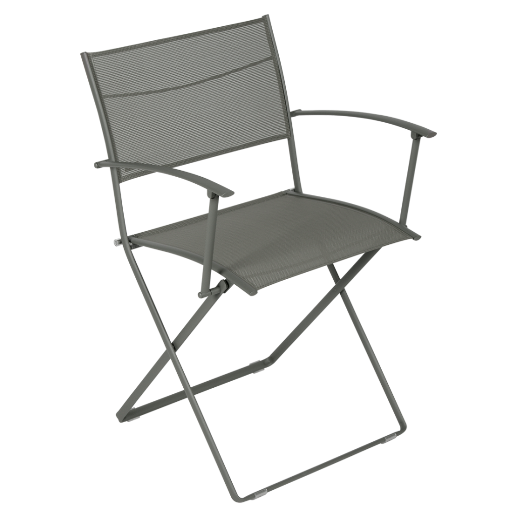 Une chaise pliante grise sur fond blanc.