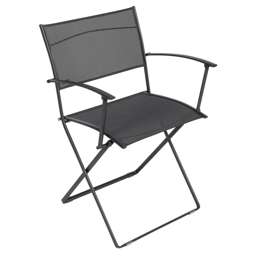 Une chaise pliante noire sur fond blanc.