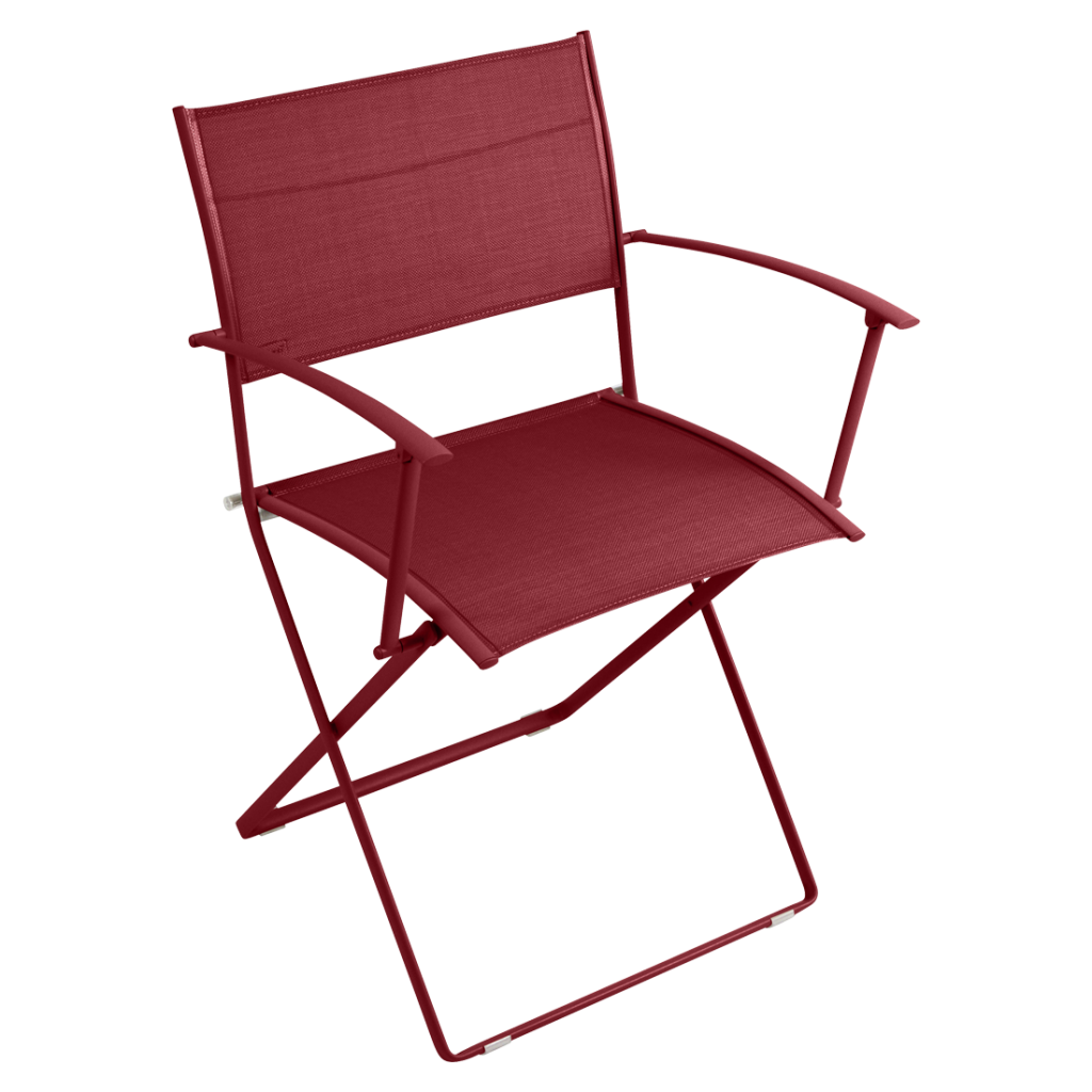Une chaise pliante rouge sur fond blanc.
