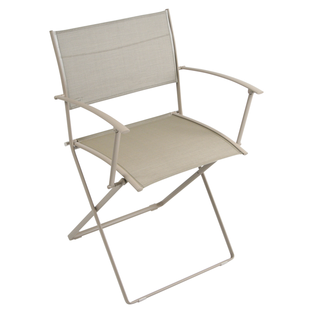 Une chaise pliante beige sur fond blanc.