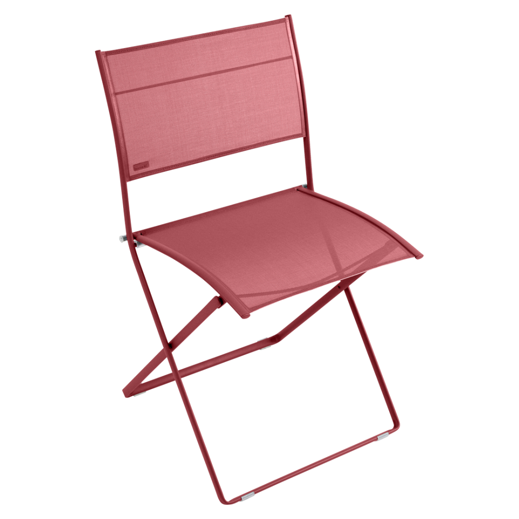 Une chaise pliante rouge sur fond blanc.
