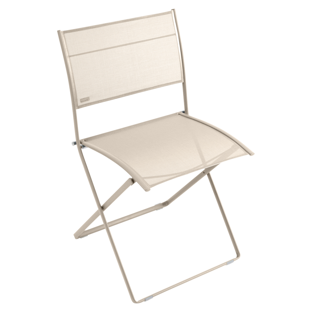Une chaise pliante beige sur fond blanc.