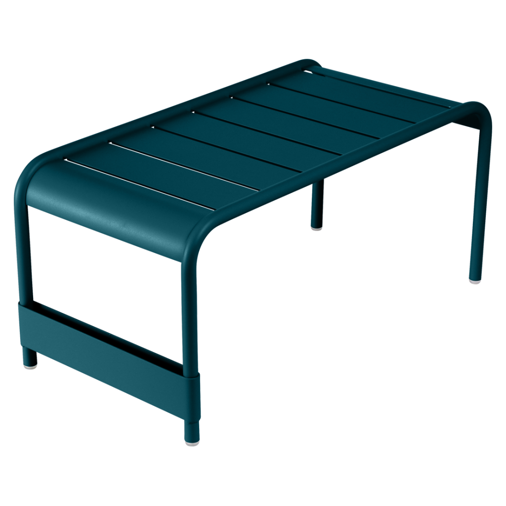 Un banc bleu sarcelle avec une structure en métal sur fond blanc.
