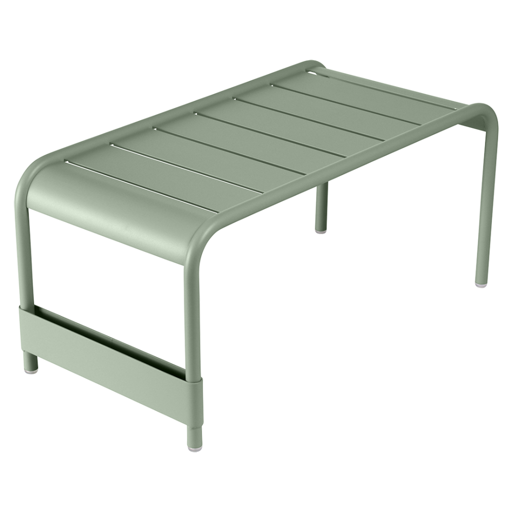Un banc en métal vert sur fond blanc.