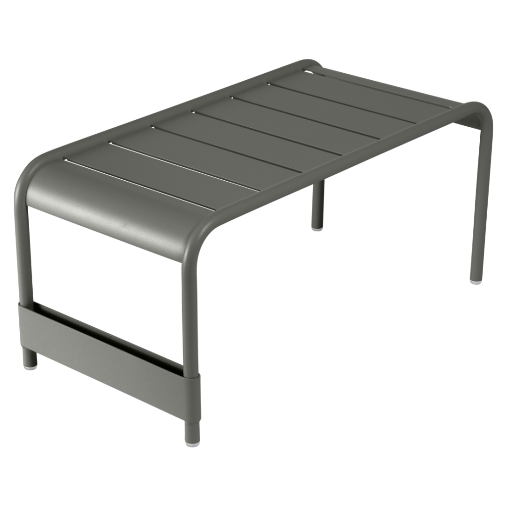 Un banc en métal gris sur fond blanc.