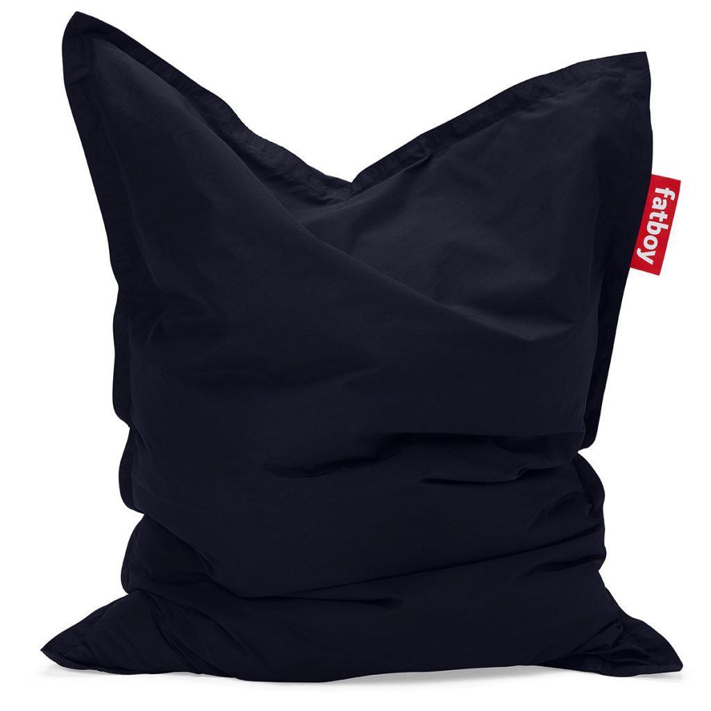 Un pouf noir avec une étiquette rouge dessus.