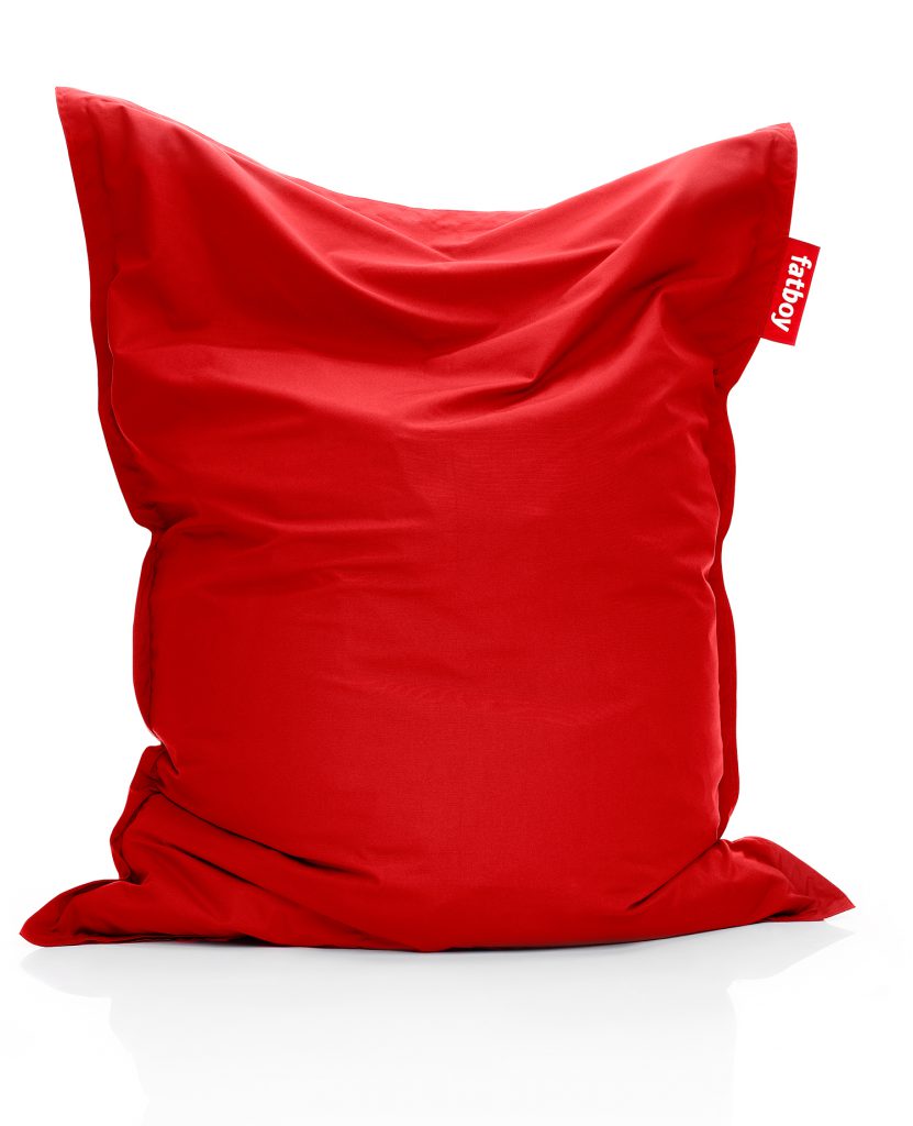 Un fauteuil poire rouge sur fond blanc.
