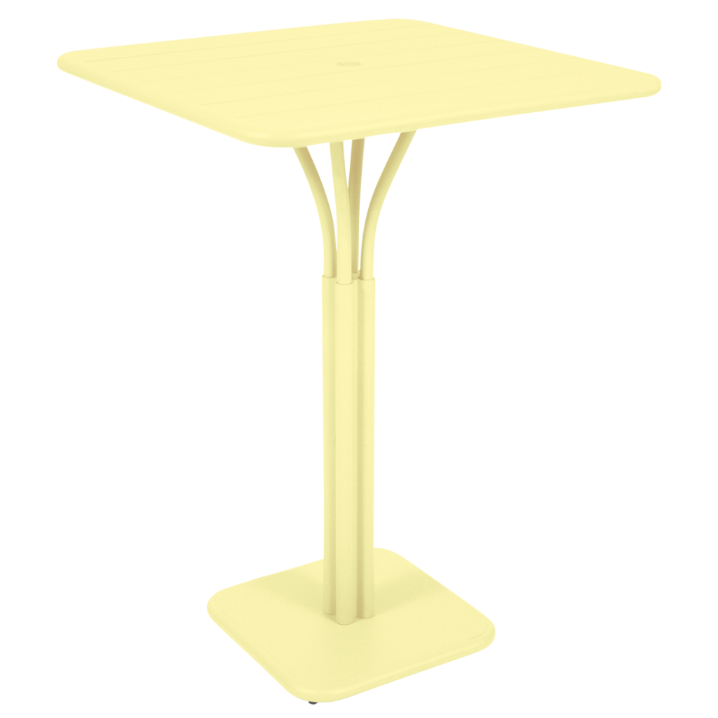 Une table carrée avec une base jaune sur fond blanc.