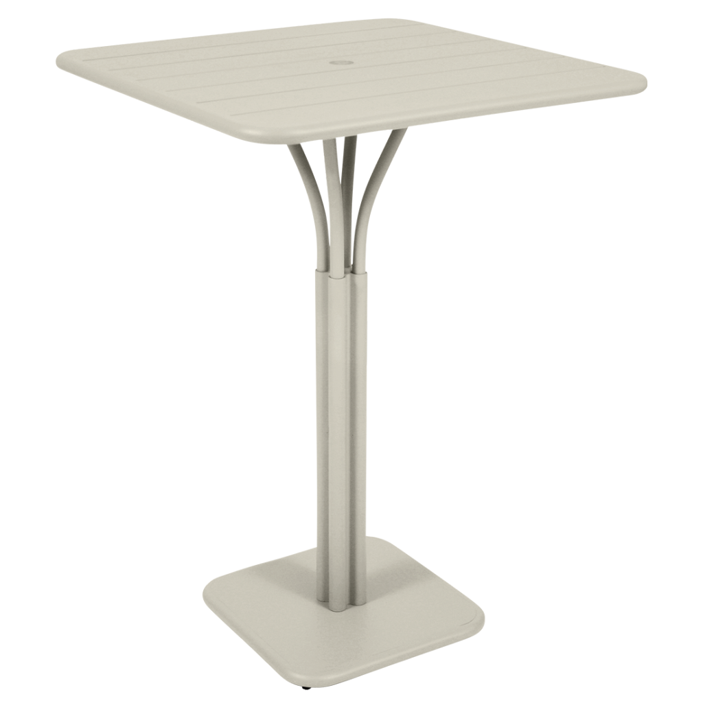 Une table carrée avec une base en métal sur fond blanc.
