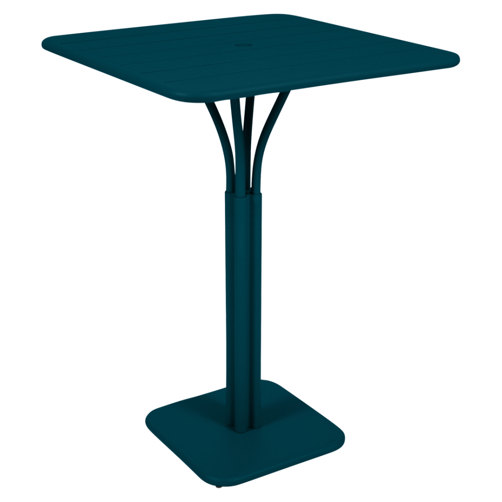 Une table carrée avec une base bleue.