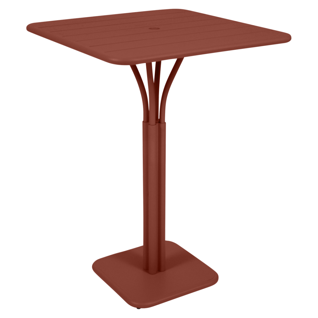 Une table d'extérieur avec une base rouge.