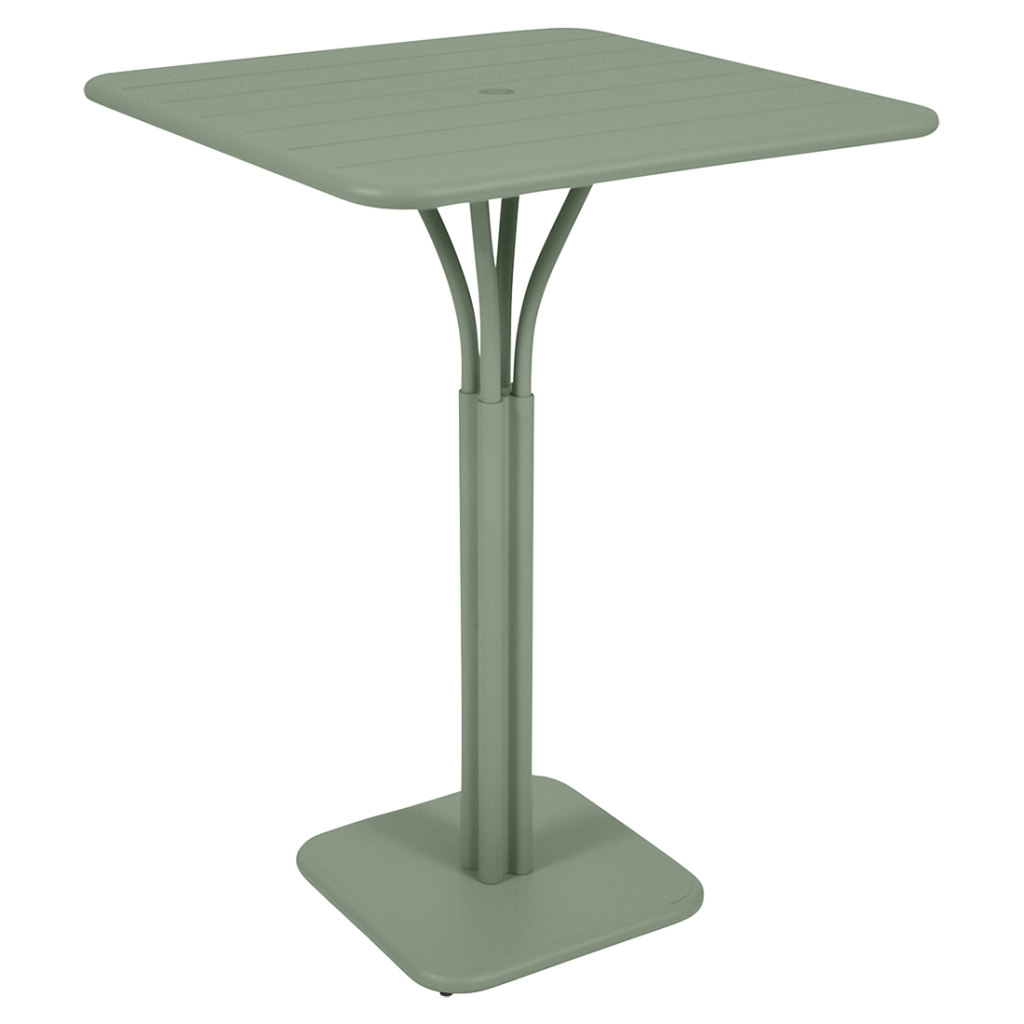 Une table carrée avec une base en métal vert sauge.