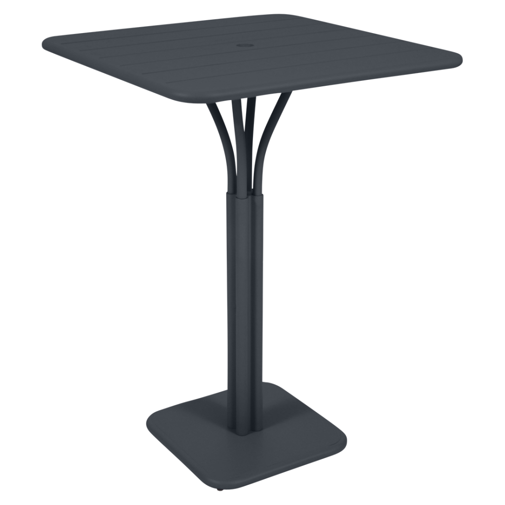 Une table carrée avec une base noire sur fond blanc.