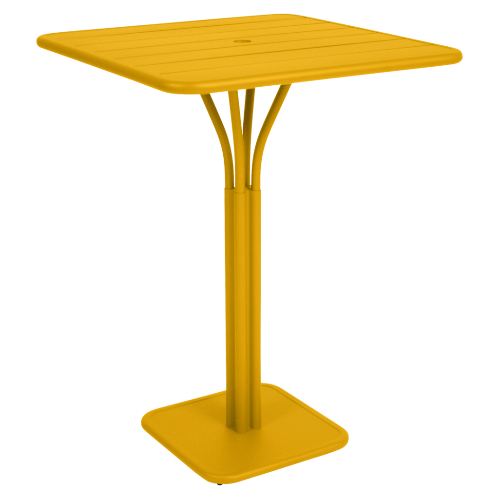 Une table jaune avec une base carrée.