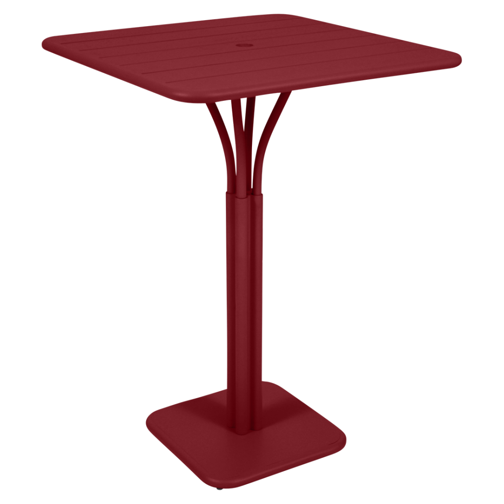 Une table d'extérieur avec une base rouge.