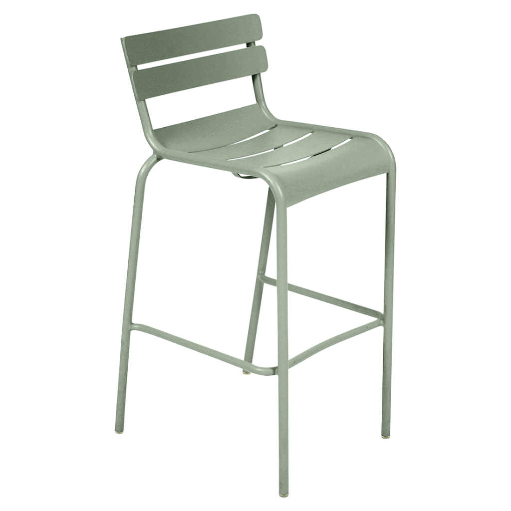 Un tabouret de bar en métal vert sur fond blanc.