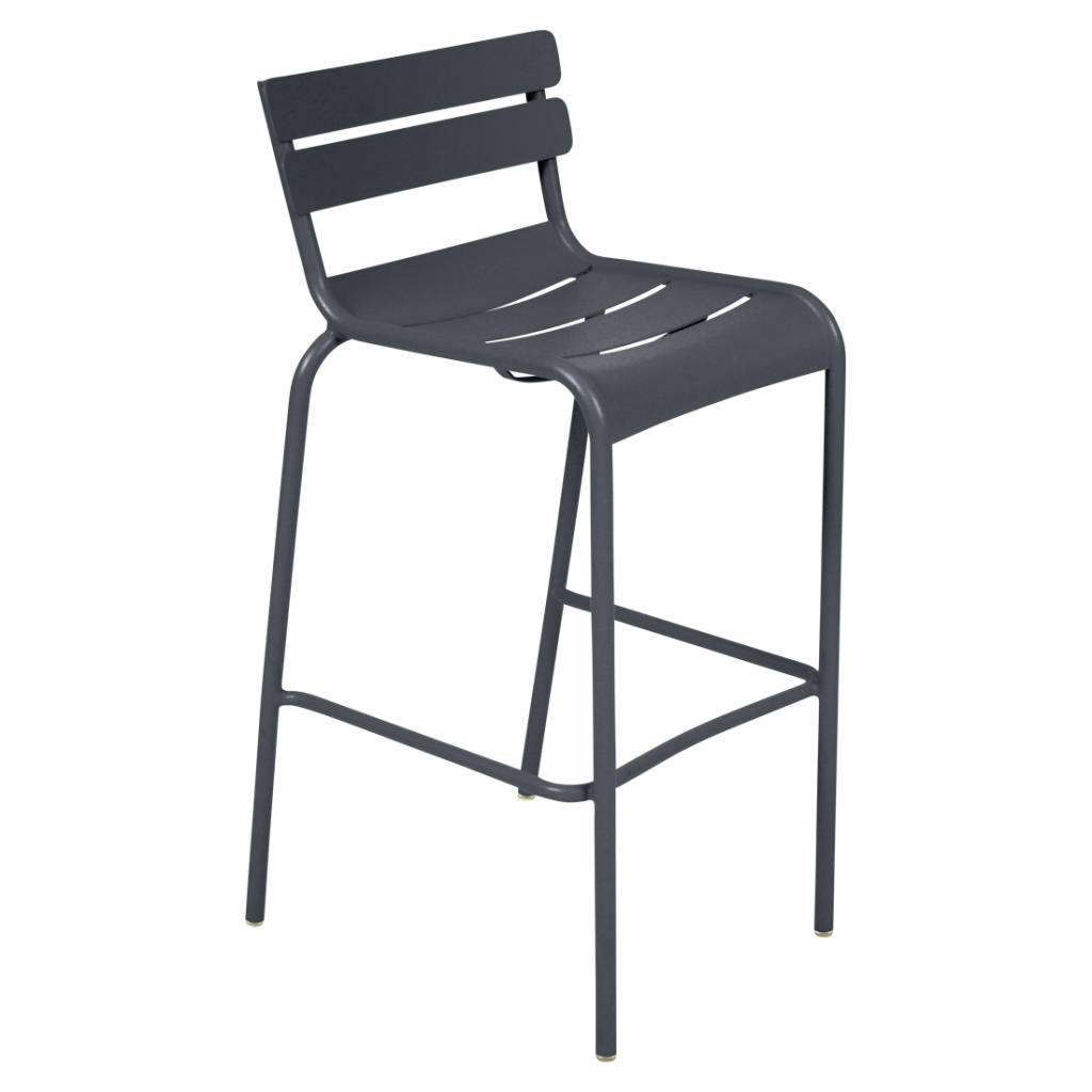 Une chaise en métal noir sur fond blanc.