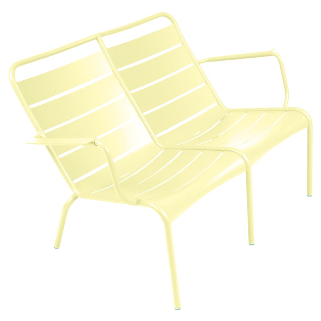 Une chaise en métal jaune sur fond blanc.