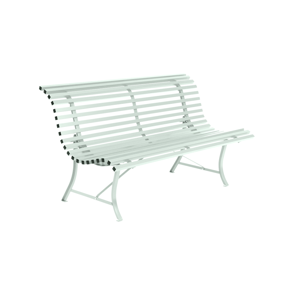 Un banc blanc avec des lattes métalliques sur fond blanc.