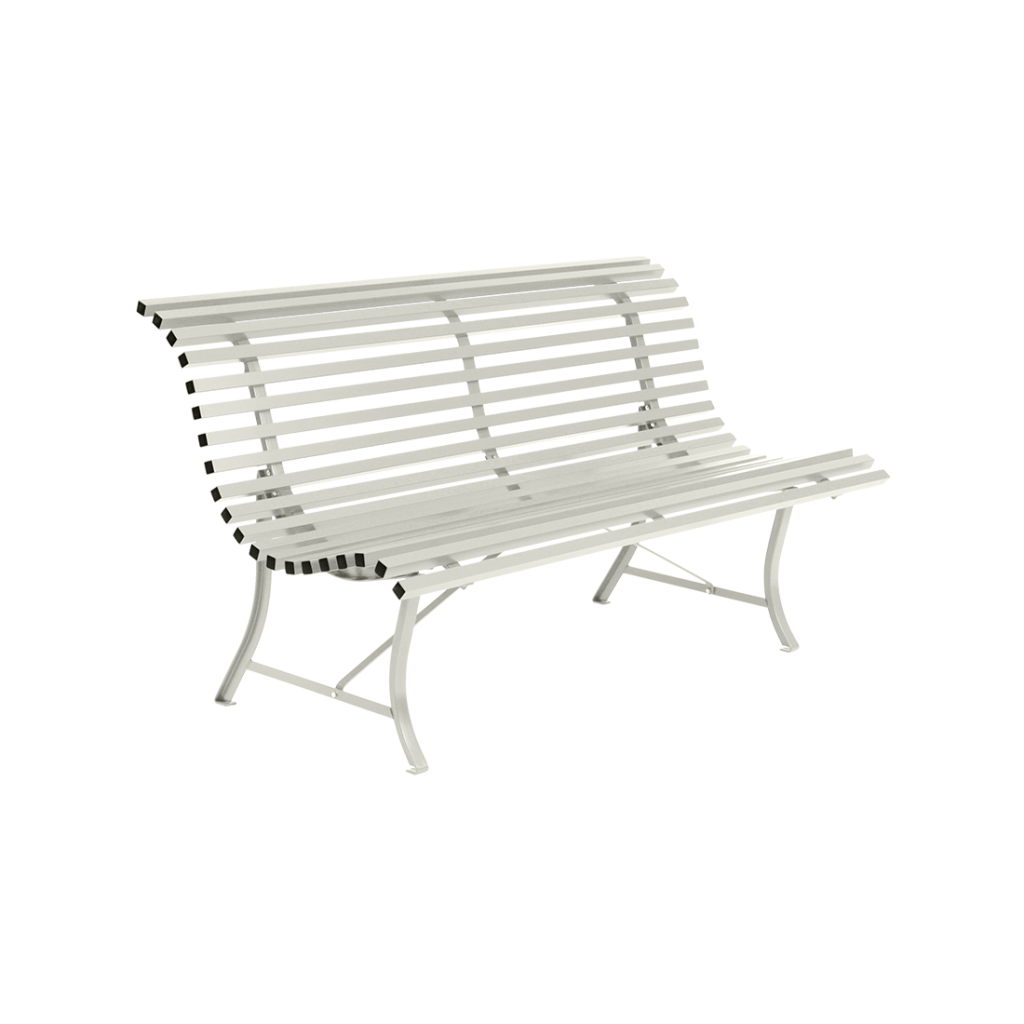 Un banc blanc avec des lattes métalliques sur fond blanc.