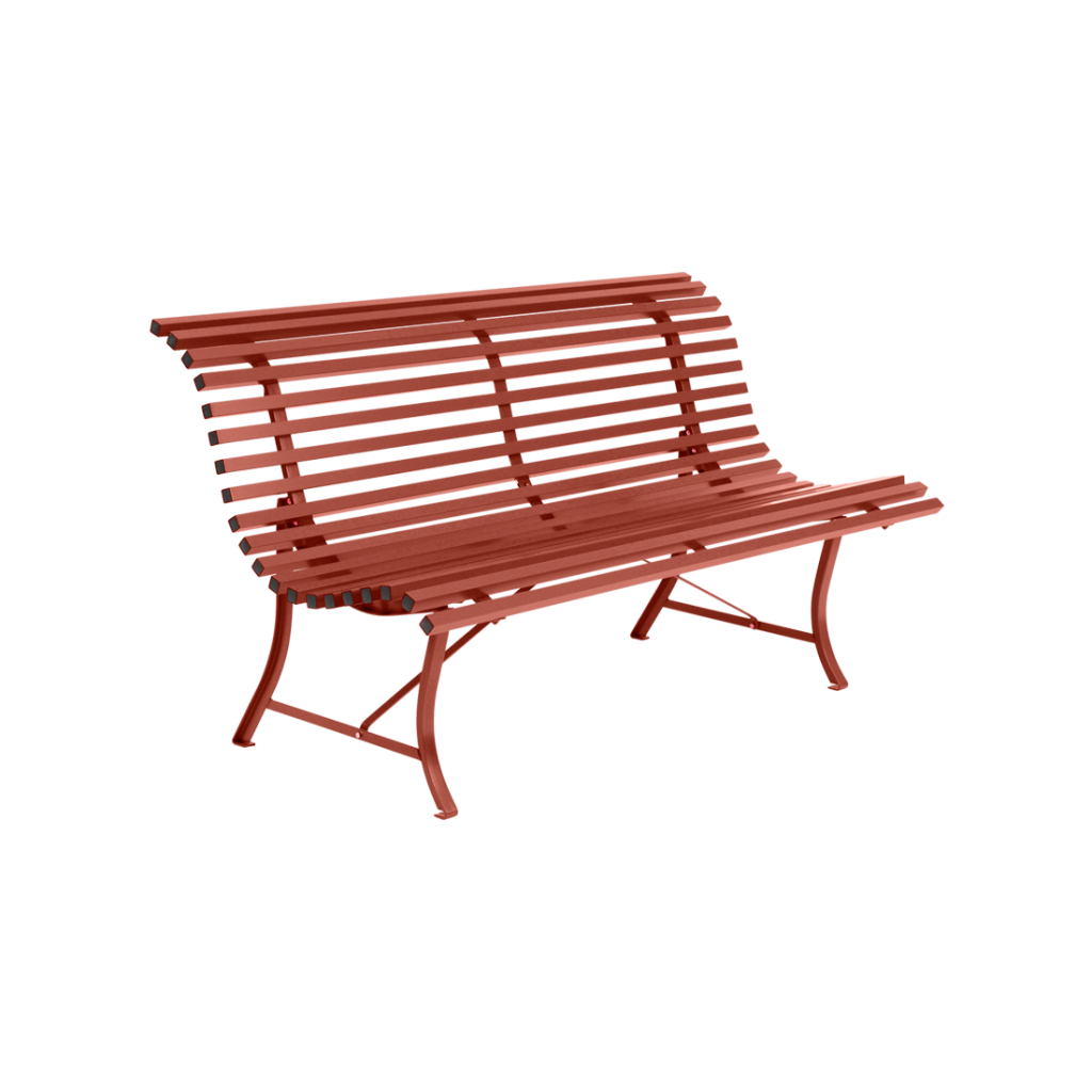 Un banc rouge sur fond blanc.