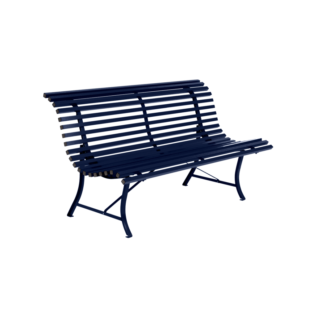 Un banc bleu sur fond blanc.