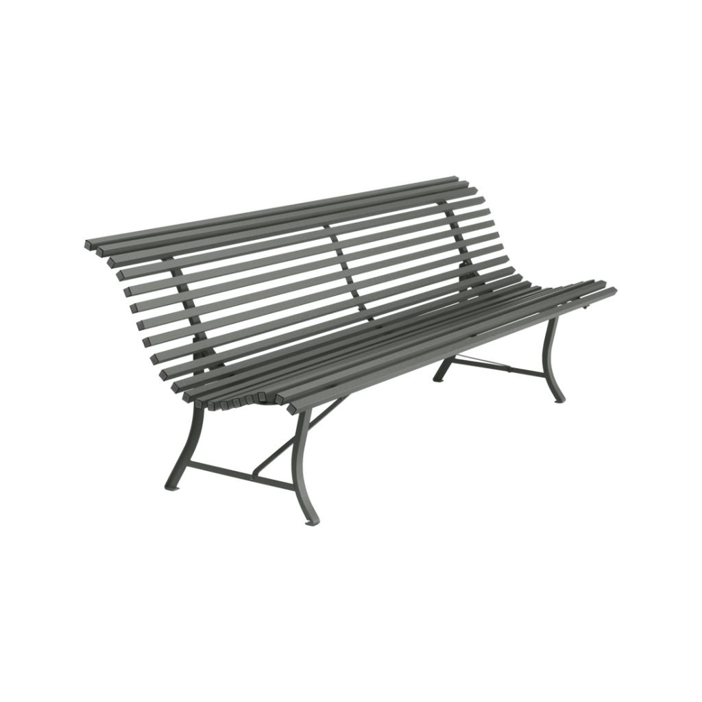 Un banc en métal gris sur fond blanc.
