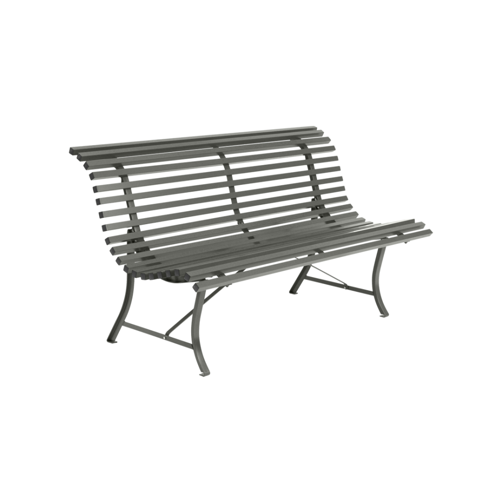 Un banc en métal gris sur fond blanc.