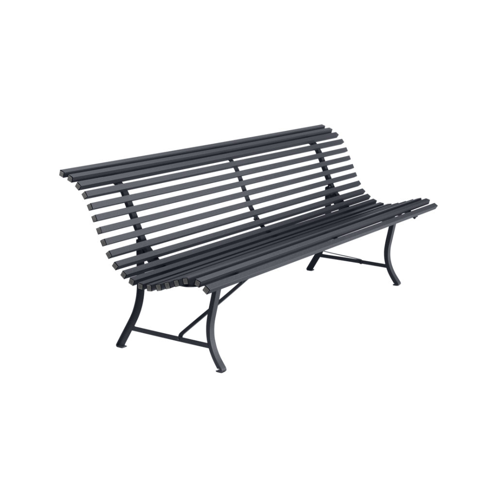 Un banc en métal noir sur fond blanc.