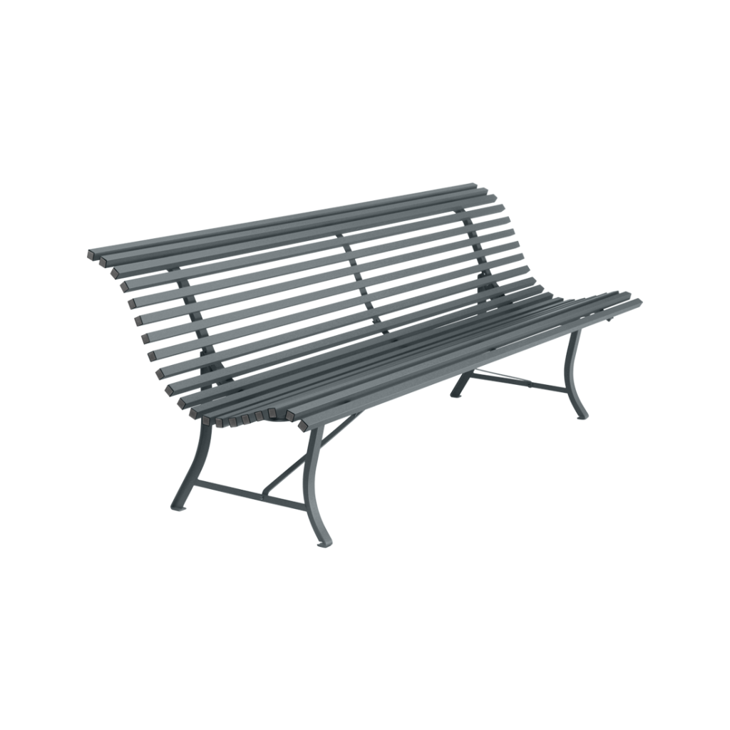 Un banc en métal gris sur fond blanc.