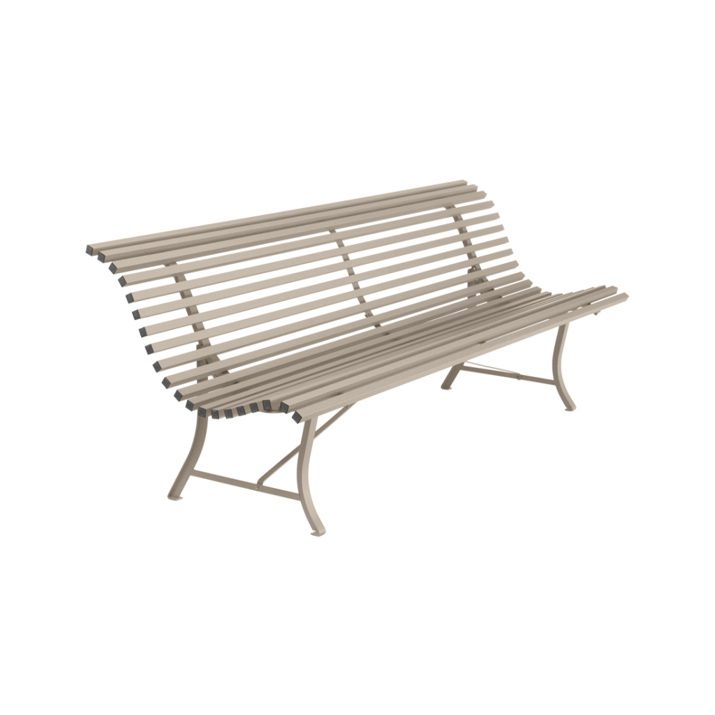 Un banc avec une structure en métal sur fond blanc.