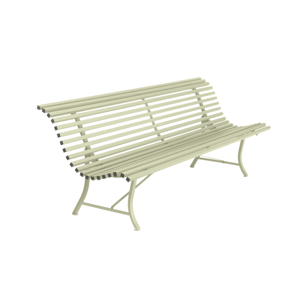 Un banc avec une structure en métal sur fond blanc.