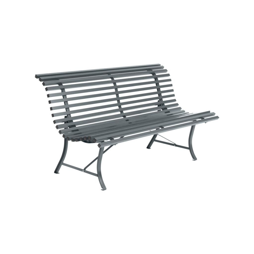 Un banc en métal gris sur fond blanc.