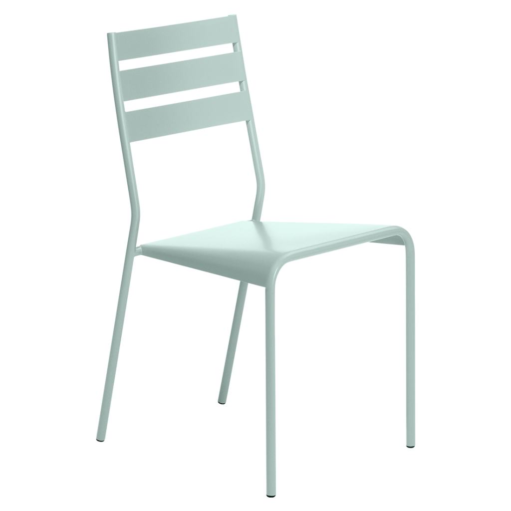 Une chaise en métal blanc sur fond blanc.