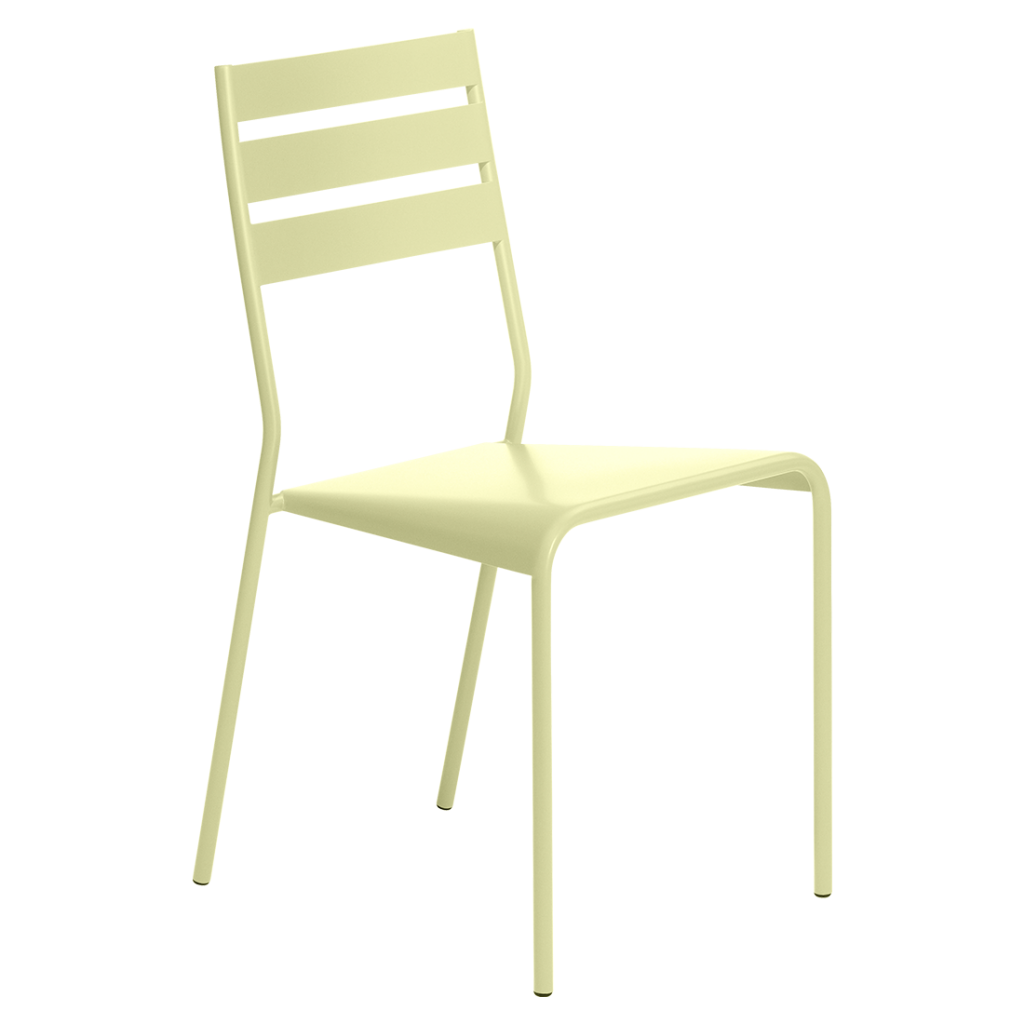 Une chaise en métal blanc sur fond blanc.