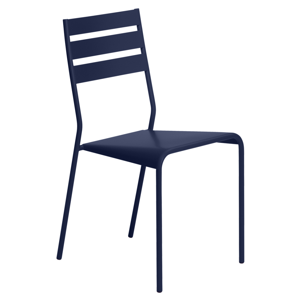 Une chaise en métal bleu sur fond blanc.