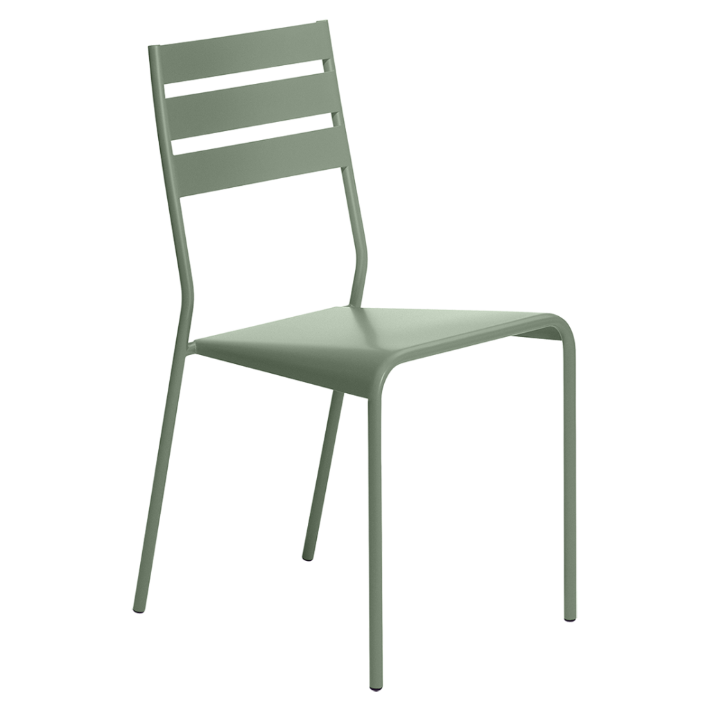 Une chaise en métal vert sur fond blanc.