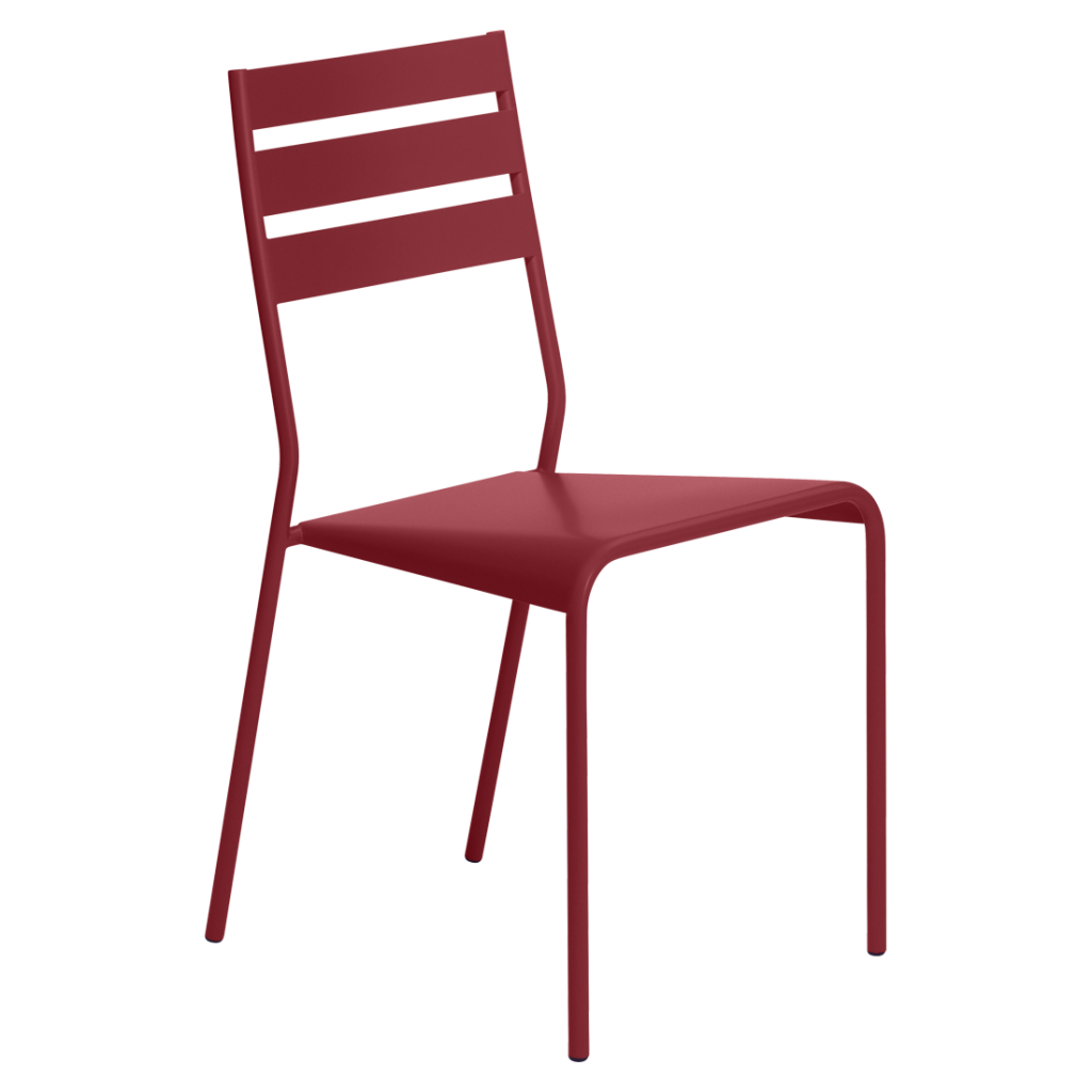 Une chaise en métal rouge sur fond blanc.