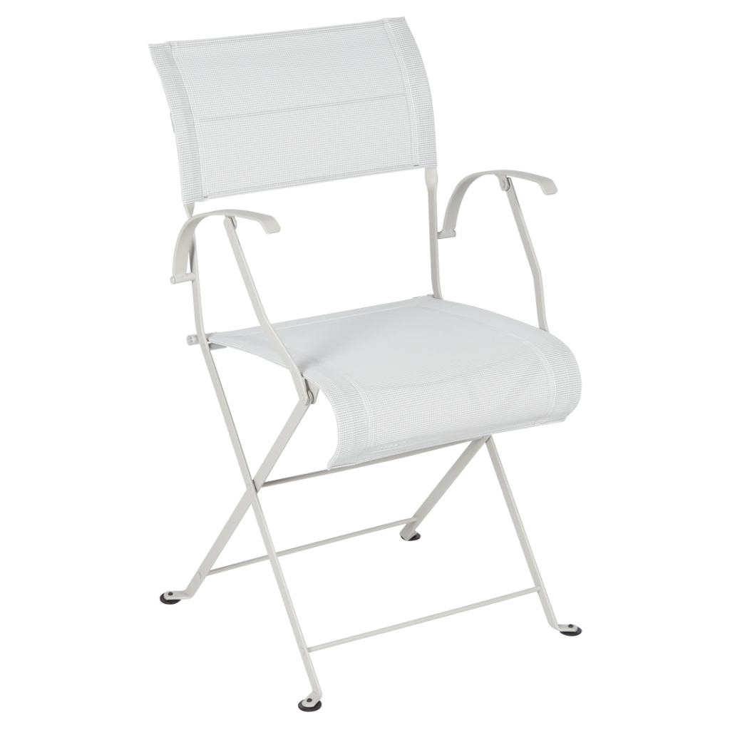 Une chaise pliante blanche sur fond blanc.