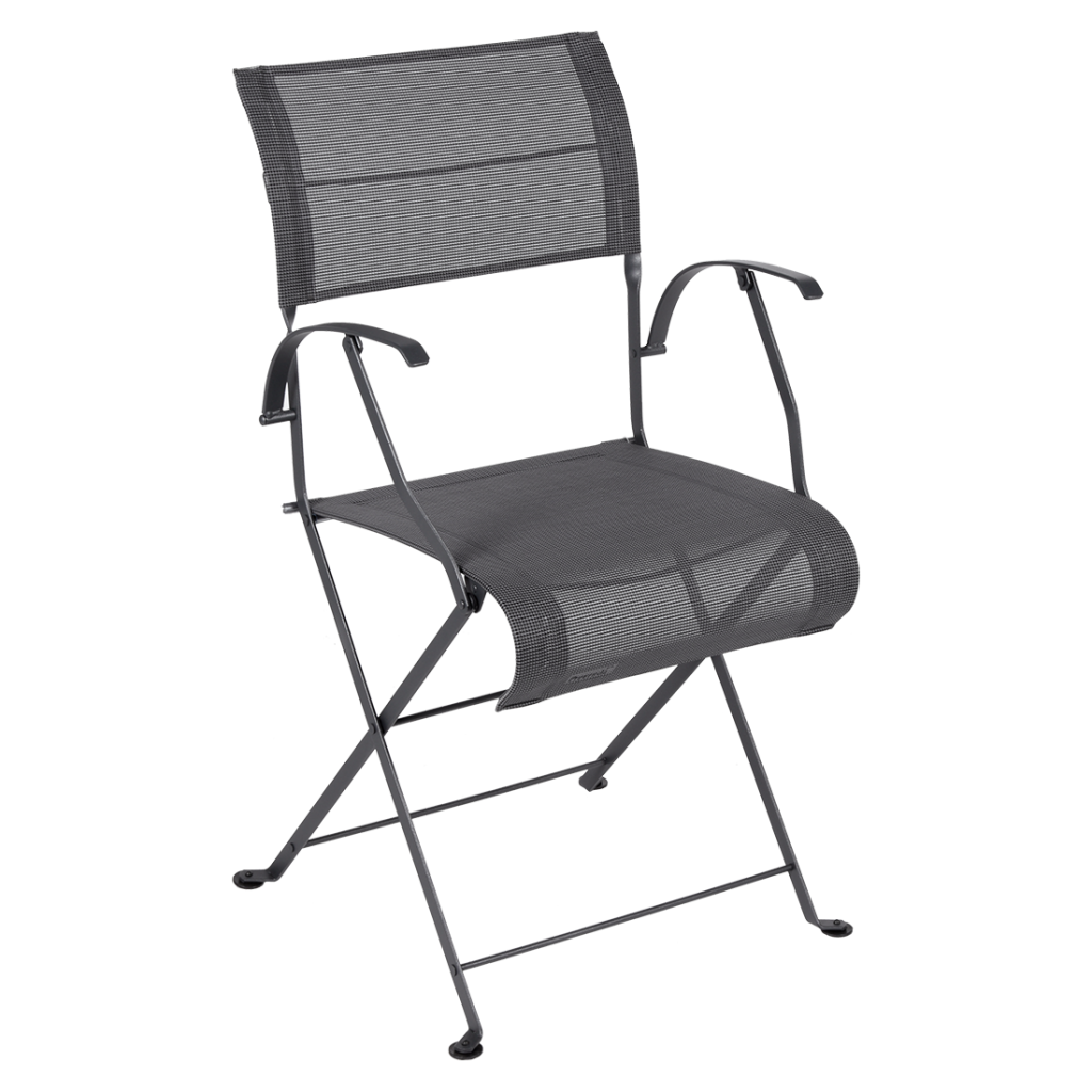 Une chaise pliante grise sur fond blanc.