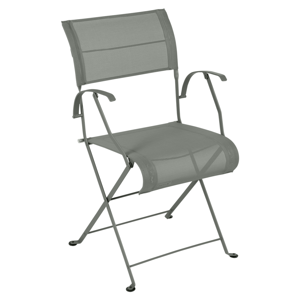 Une chaise pliante grise sur fond blanc.