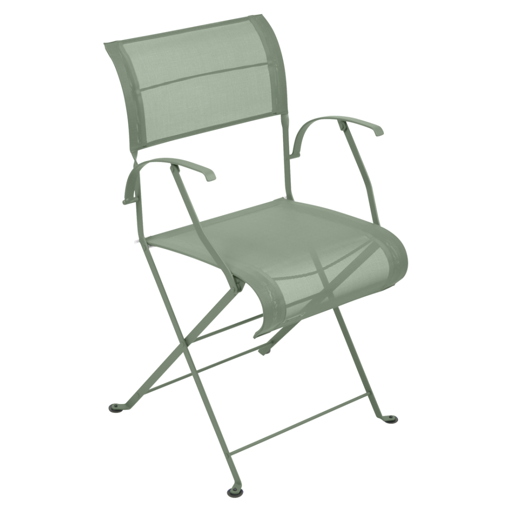 Une chaise pliante verte sur fond blanc.