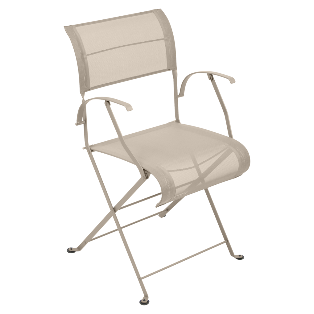 Une chaise pliante beige sur fond blanc.