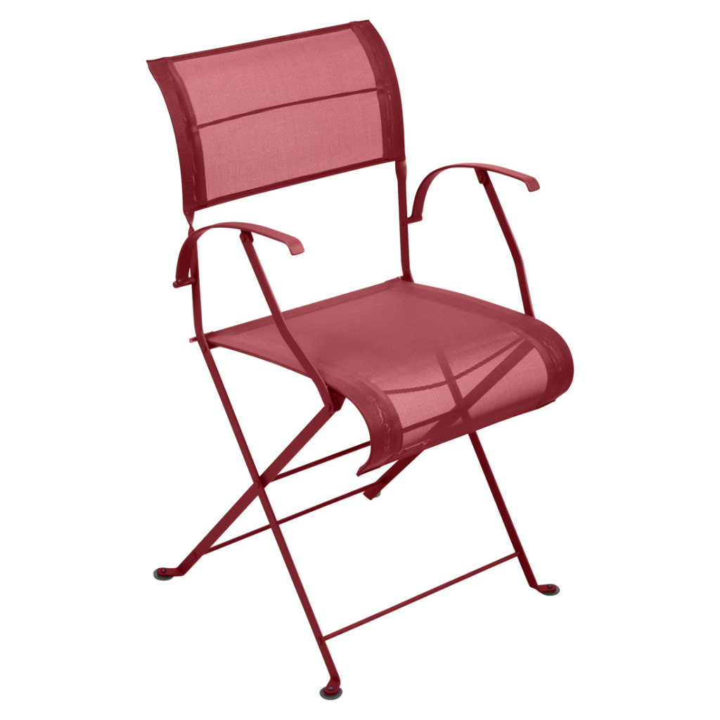 Une chaise pliante rouge sur fond blanc.