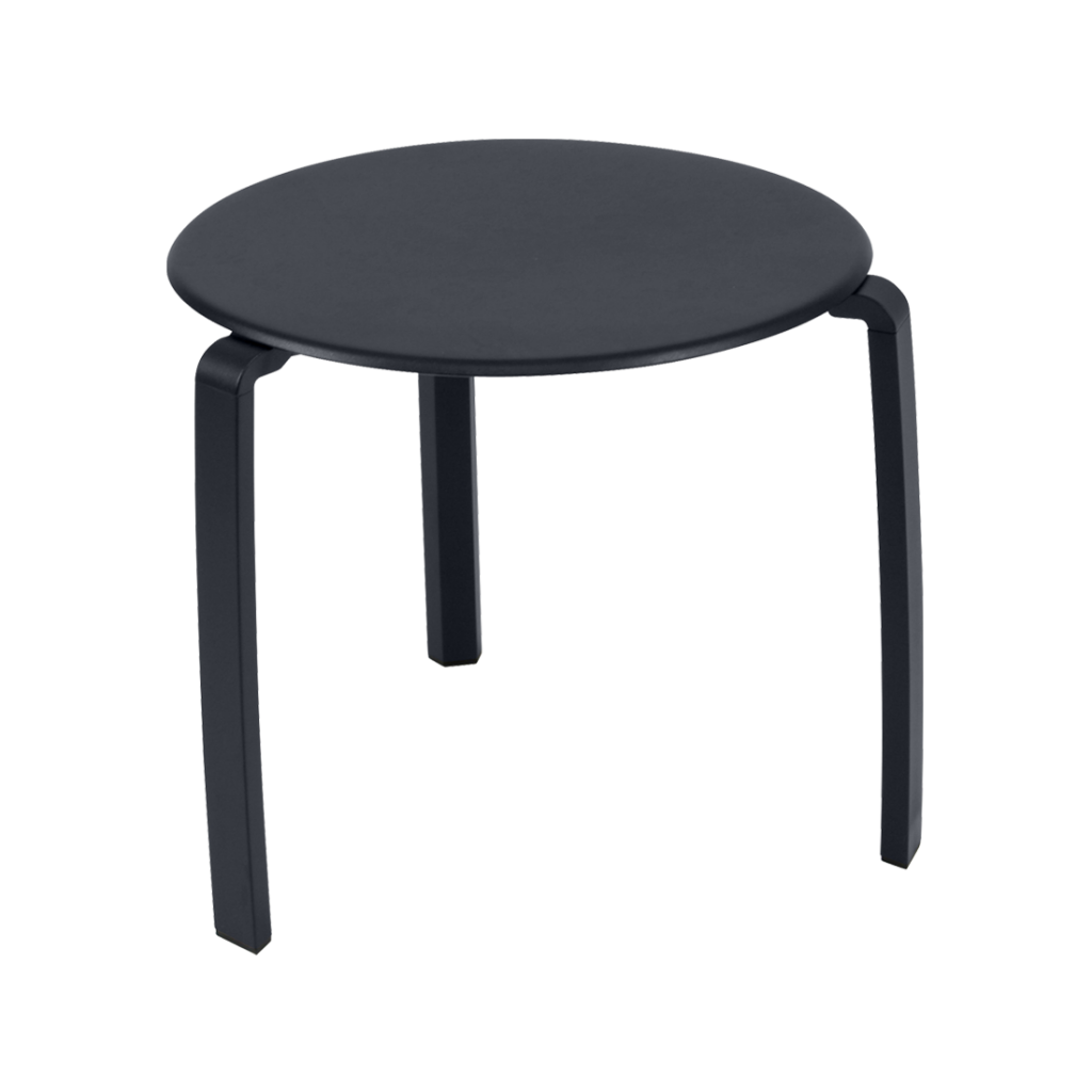 Une table d'appoint noire sur fond blanc.