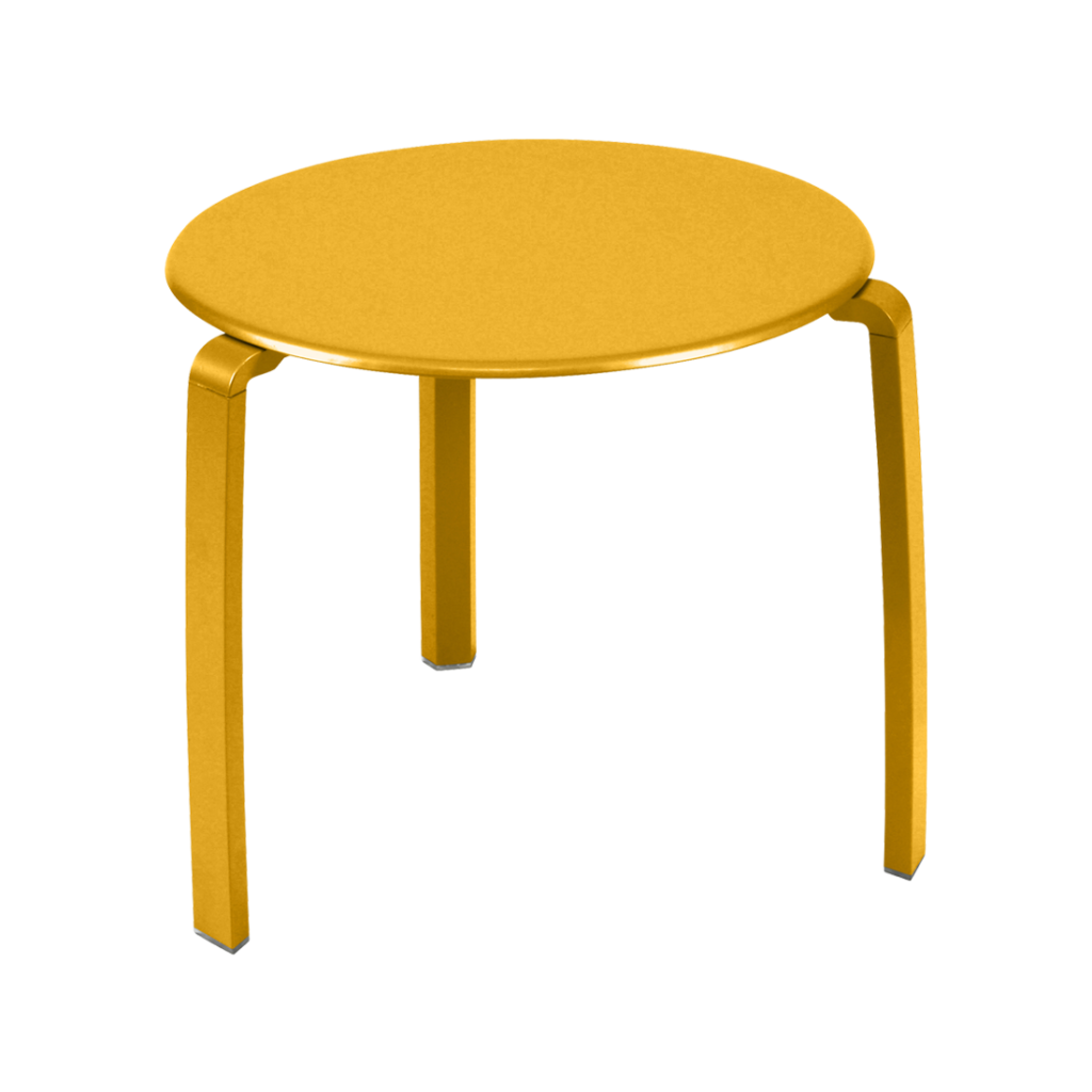 Une table d'appoint jaune sur fond blanc.