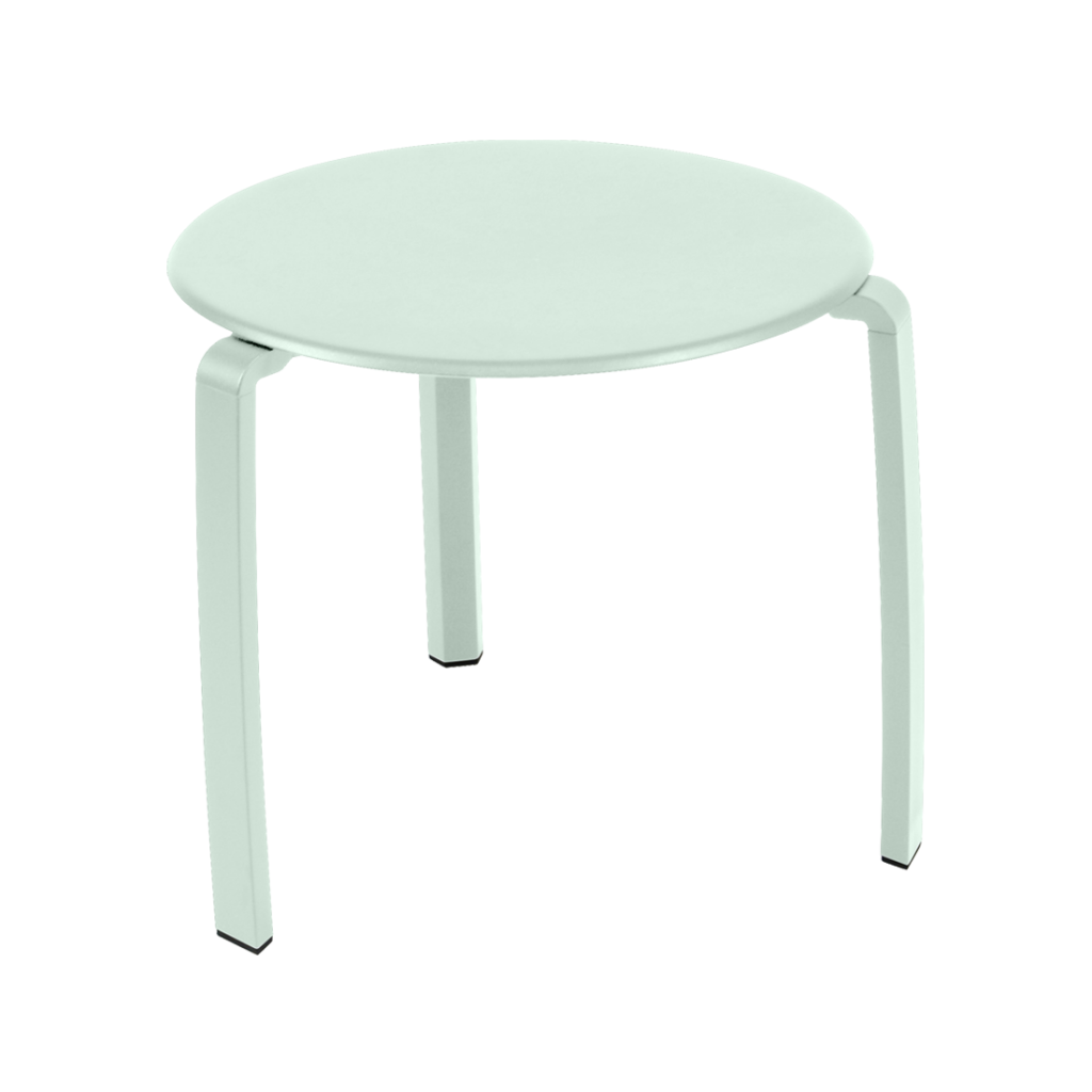 Une table ronde blanche avec un piètement en métal.